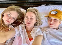 Fiica transgender a lui Naomi Watts și-a făcut debutul la Săptămâna Modei de la Paris. Cum arată Kai la 16 ani
