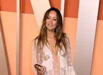 Olivia Wilde, aproape dezbrăcată la Vanity Fair Oscar 2025. A atras toate privirile într-o rochie transparentă