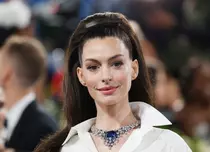 Anne Hathaway a uimit la Met Gala 2025, arătând cu cel puțin 20 de ani mai tânără. „Chirurgii esteticieni chiar sunt buni în ziua de azi”