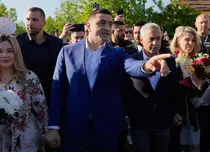 Alegeri prezidențiale 2025: George Simion și Călin Georgescu au votat împreună, alături de soțiile lor. Cum au apărut Ilinca și Cristela