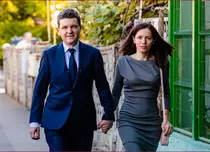 Cum a apărut Mirabela Grădinaru la o secție de votare din București. L-a însoțit pe Nicușor Dan și a fost toată un zâmbet