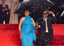 Rihanna, apariție electrizantă sub umbrelă. Celebra artistă a atras toate privirile la Festivalul de Film de la Cannes 2025