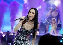 Katy Perry, surprinsă de un fan în timpul unui concert. Agenții de securitate au intervenit imediat