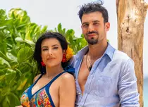 Claudiu și Isabel pun capăt speculațiilor. Se zvonea că s-au despărțit după „Insula Iubirii”, dar realitatea este alta. Imaginile care îi dau de gol