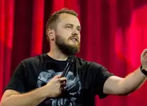 Cine este Nelu Cortea, prezentatorul emisiunii The Ticket. Are un nume cu rezonanță în stand-up și nenumărate apariții pe micul ecran