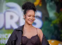 Rihanna, apariție rară pe covorul roșu alături de cei doi fii ai săi. Imagini adorabile de la premiera „Smurfs”