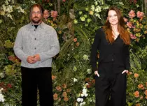 Lucas Bravo și Shailene Woodley, surprinși în ipostaze tandre pe platourile Emily in Paris. Detaliul care a atras atenția fanilor