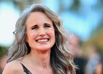 Andie MacDowell și alegerea care a sfidat Hollywood-ul: „Nu trebuie să arăt tânără”