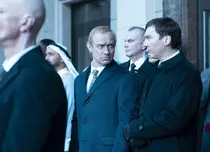 Jude Law a fost ovaționat 10 minute la Veneția pentru interpretarea lui Putin din „The Wizard of the Kremlin”. Pelicula i-a cucerit pe critici