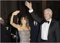 GALERIE FOTO. Richard Gere și Alejandra Silva, apariție spectaculoasă la Săptămâna Modei de la Milano
