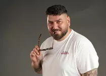 Cosmin Nedelcu alias Micutzu, dincolo de The Ticket. „Îmi place să gătesc, să citesc și să cânt la pian”. EXCLUSIV