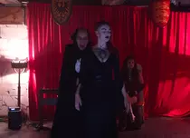 „Dracula”, noul film al lui Radu Jude, ajunge în cinematografe de Halloween. Filmul oferă o reinterpretare radicală a mitului care a făcut celebră Transilvania