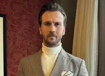 Aras Bulut İynemli câștigă un premiu Emmy pentru Turcia cu serialul „Deha” (Geniu). Actorul a jucat în „Legea familiei”