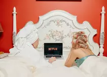 Răsfăț de vedetă la tine în sufragerie: cum îți transformi seara de serial într-un ritual de SPA