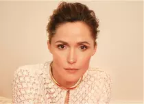 „If I Had Legs I’d Kick You”, drama care a adus Ursul de Argint pentru Rose Byrne. Un film incomod, dar necesar