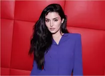 Hande Erçel, invitată de onoare la Paris. Detaliul care arată cât de sus a ajuns actrița. Elie Saab și Valentino au ales-o doar pe ea!