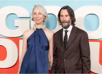 Keanu Reeves și Alexandra Grant, sărut romantic la New York. Moment emoționant sub bradul de la Rockefeller Center