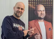 Cosmin Seleși a dat totul din casă: ritualul bizar pe care îl are în cabina de probă înainte de „Batem palma”. Cum arată o zi de filmare pentru vedetă
