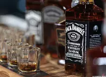 De ce Jack Daniel’s are preț diferit în club, la festival și online