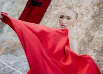 Iuliana Pepene a lăsat pupitrul știrilor pentru o locație magică. Detaliul chic de pe umerii vedetei care a atras toate privirile