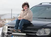 Cine este Kuzey Gezer, băiețelul din serialul „La marginea lumii”. Are 6 ani și o poveste de viață fascinantă
