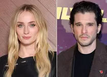 De la „frați” în Game of Thrones, la iubiți pe platou: Ce a urmat după sărutul dintre Kit Harington și Sophie Turner