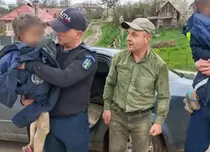 Fetițele dispărute din Târnăveni au fost găsite. Cine este bărbatul care le-a purtat în brațe 3 kilometri prin noroi