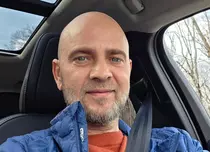Cosmin Seleși, despre ritualul matinal la care nu renunță niciodată. Vedeta nu iese din casă până nu aude ce spune Neti Sandu: „Sunt singurul?”