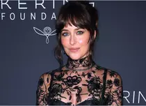Dakota Johnson, apariție incendiară la masa de biliard! A pozat topless pe pian, iar detaliul din noul pictorial a făcut furori printre fani. „Este eliberator!”