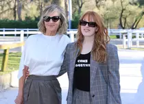 Cum arată Helen Hunt la 62 de ani. Actrița, apariție rară alături de fiica sa, Makena Lei, la Paris