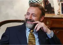 Halit Ergenç, transformare extremă pentru „Căderea Regelui”! Actorul stă două ore la machiaj în fiecare zi
