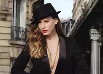 Serenay Sarikaya, apariție incendiară într-un sacou cu decolteu adânc. Detaliul care i-a înnebunit pe fanii cunoscutei actrițe