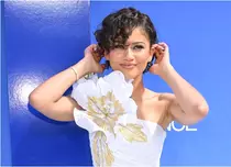 Spectacol hipnotizant la New York: Zendaya, „îmbrăcată” în 65.000 de pene de mătase. Rochia care a furat toate privirile