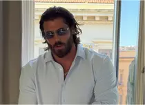 Can Yaman, schimbare radicală de look. A renunțat la barbă și are șuvițe blonde. Ce mesaj ironic a transmis