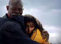 Phoebe Dynevor, în fața celui mai periculos rol din carieră! Totul despre „Natură prădătoare”, noul thriller de pe Netflix