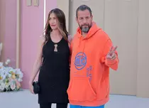 Adam Sandler, criticat dur după apariția de la premiera soției sale! Cum s-a putut îmbrăca lângă partenera lui elegantă: „Penibil”