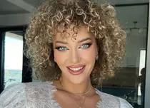 Alexia Țalavutis a împlinit 36 de ani! Tort și ținută glamour... direct pe beton: „Viața mea e între Pinterest și șantier”