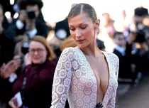 Bella Hadid a eclipsat total orice concurență la  Festivalul de la Cannes. Cum arată rochia la care au muncit 130 de persoane