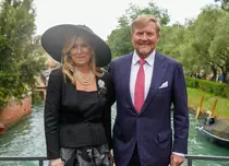 Mister în negru pe canalele venețiene: Cum a furat Regina Máxima privirile la Bienală. A renunțat la ținutele colorate