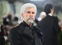 Șoc la Met Gala: Cine este „bătrânelul” care a păcălit fotografii? Transformarea radicală a lui Bad Bunny. Nimeni nu l-a recunoscut