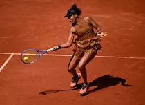 Spectacol total la Paris: Naomi Osaka a intrat pe teren în corset haute couture și a continuat meciul într-un echipament cu paiete aurii