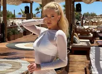 Iuliana Pepene, imagini incendiare din Mykonos. Cum s-a fotografiat vedeta de la Observator în „insula milionarilor”
