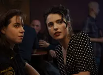 Chris Evans și Margaret Qualley, într-un film cu crimă și umor negru. „Honey Don’t!” ajunge pe SkyShowtime