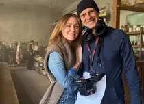 Primele imagini din „The Wedding Dress”, filmul Netflix filmat la București. Poveste de iubire inspirată din fapte reale