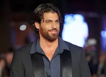Can Yaman revine pe ecrane într-o ipostază complet diferită. Actorul joacă un avocat în noul serial „Bro”, filmat în Italia