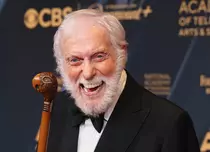 Dick Van Dyke, apariție rară la 100 de ani. Legendarul actor, surprins alături de soția sa, Arlene Silver
