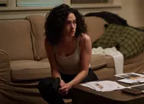 Care-i buna și care-i reaua? Emmy Rossum revine spectaculos pe Disney+ în thrillerul psihologic „Furie și seducție”