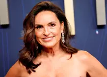 Mariska Hargitay va prezenta Premiile Emmy 2026. Este prima femeie gazdă a galei după 15 ani
