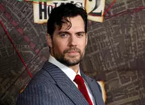 Noutăți fierbinți de la Hollywood: Henry Cavill devine spion pe Netflix, Arnold Schwarzenegger revine în forță, iar Sydney Sweeney pariază pe un thriller erotic