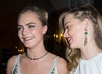 Zvonul de acum 10 ani a fost confirmat! Cara Delevingne recunoaște relația amoroasă cu Amber Heard: „Johnny Depp era înnebunit de gelozie”